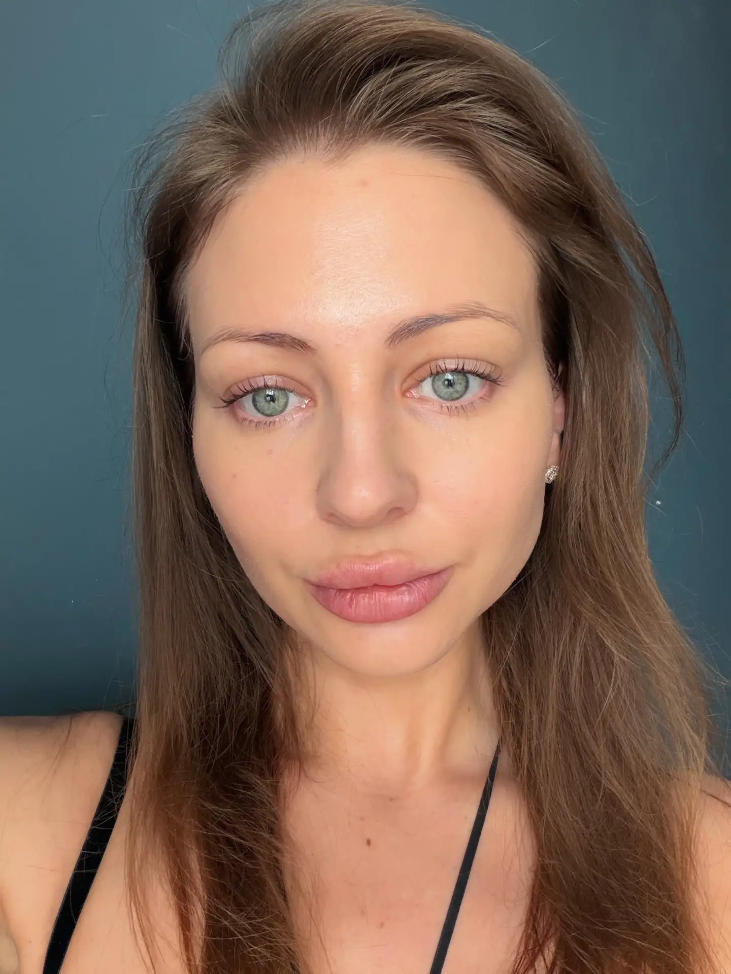 Мой любимый BB уже второй год – от бренда Skinjestique. Это мой личный сорт фотошопа без фотошопа.  
