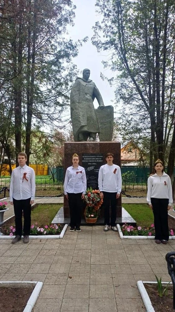 Вечная память героям: старшеклассники возложили памятные корзины к мемориалам в Звягино  Сегодня в м