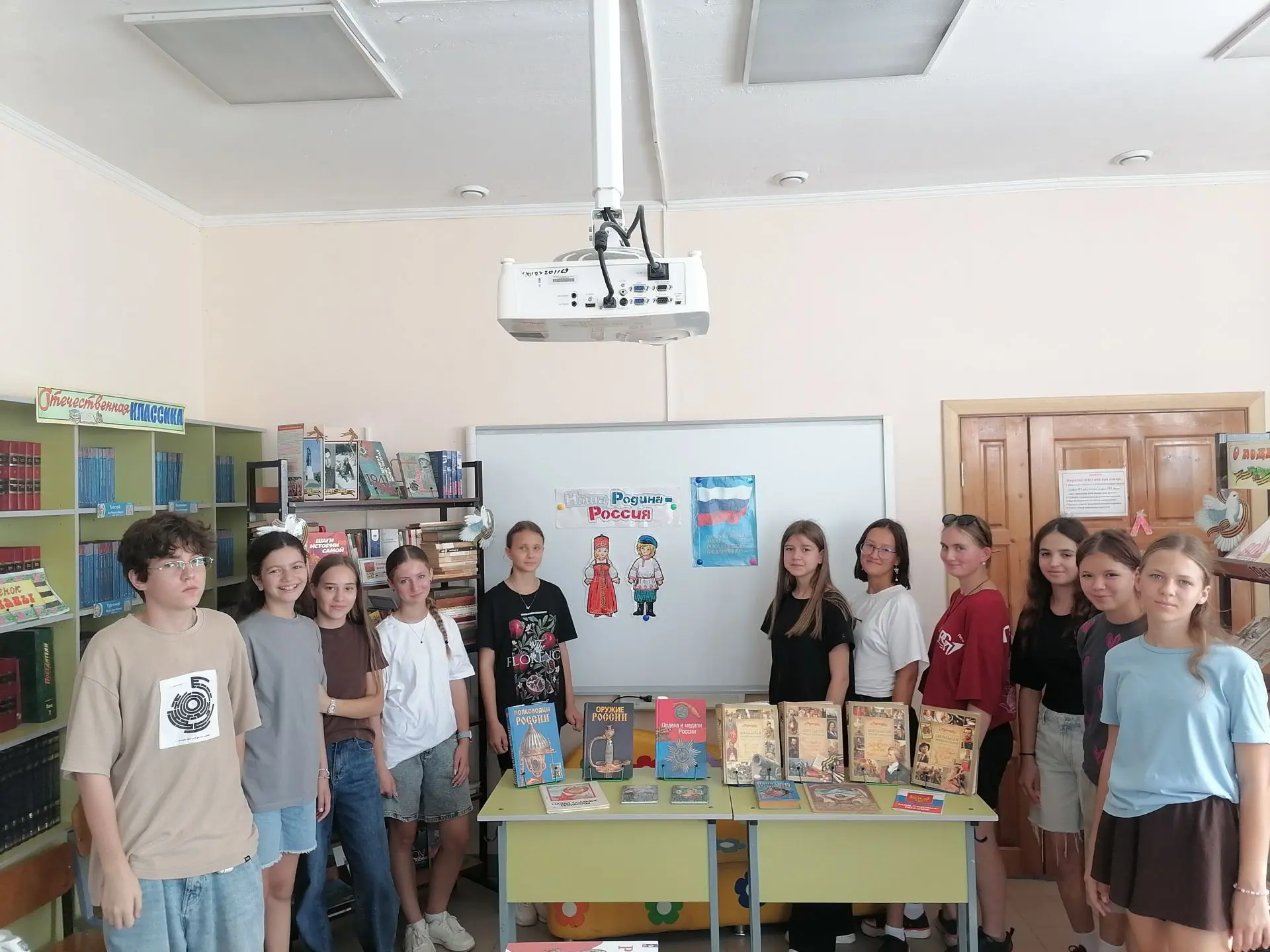 В рамках празднования Дня Государственного флага Российской Федерации🇷🇺 в школьной би...