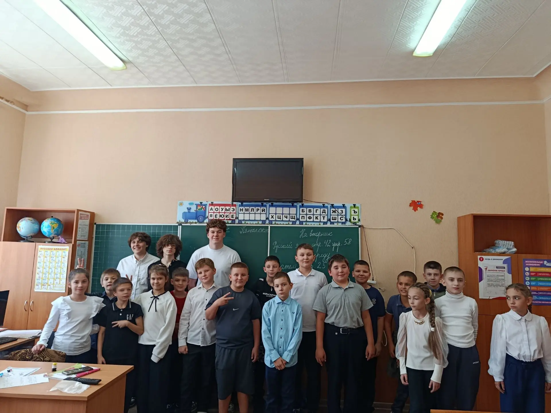 🍂🍁🤝5 октября ученики 9-Б класса Куликов Андрей Сергеевич, Шумаков Ярослав Евгеньевич...