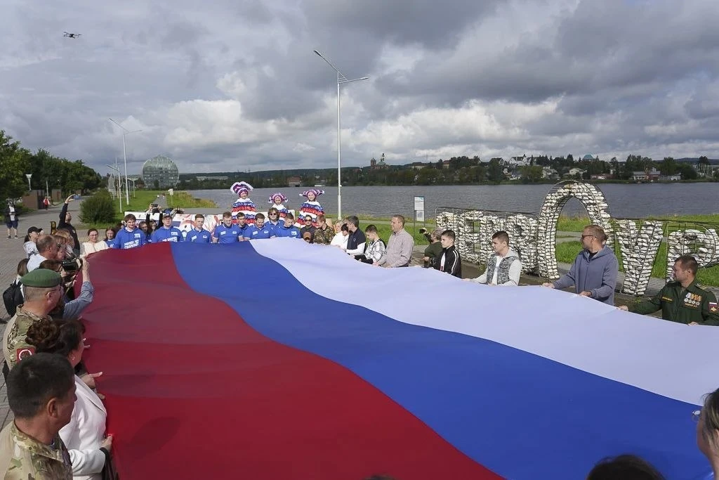 🇷🇺 Первоуральск присоединился к торжествам в честь Дня Государственного флага Российс...