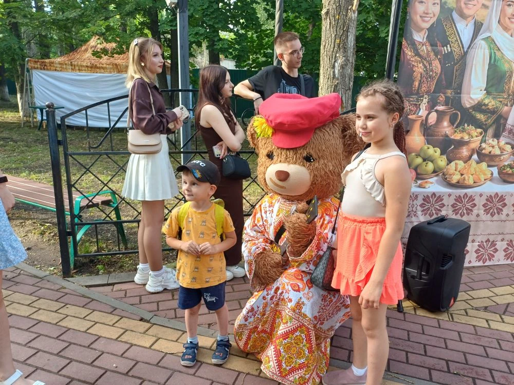 🇷🇺 Жители района отметили День России. Фотокадры из центрального парка.