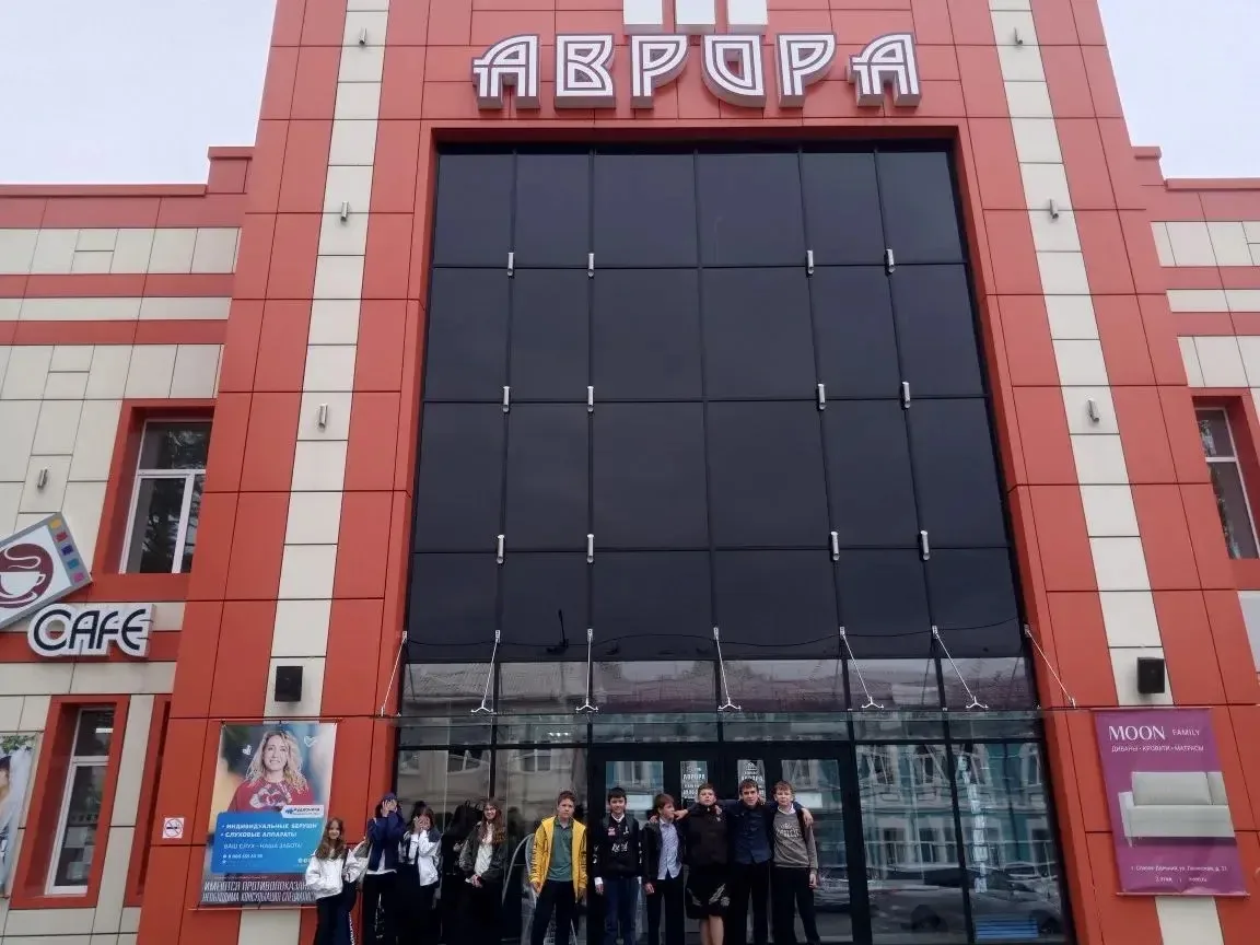 🎥 Кино для всех. 6б класс посетил премьерный показ фильма «Своя в доску»  ✍️Сегодня учащиеся 6б клас