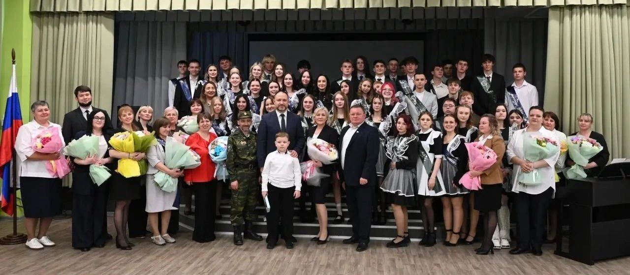 В последний раз для наших выпускников прозвенел школьный звонок🎓