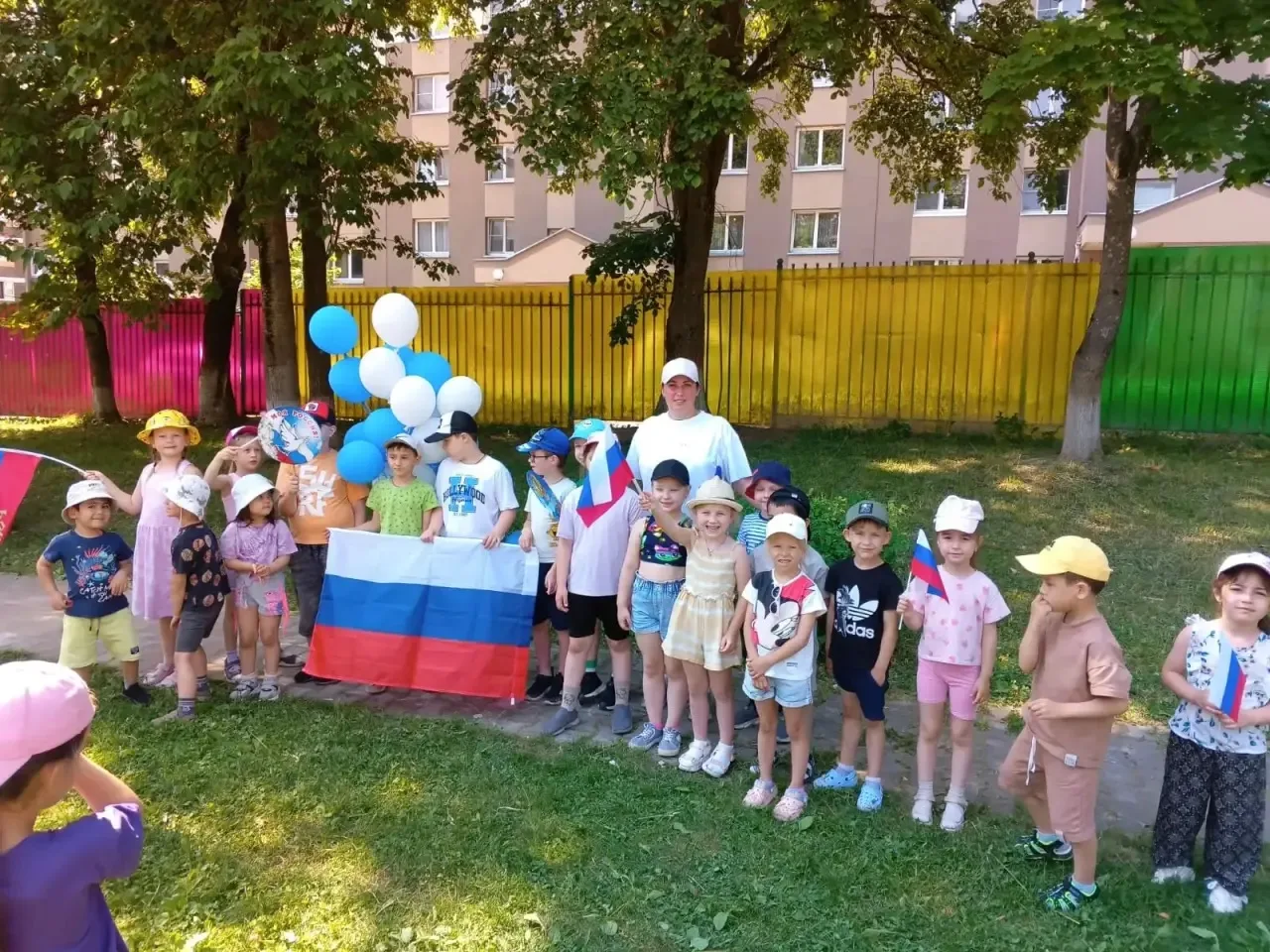 В преддверии Дня России воспитанники и педагоги д/о «Машенька» весело и значимо отметил...