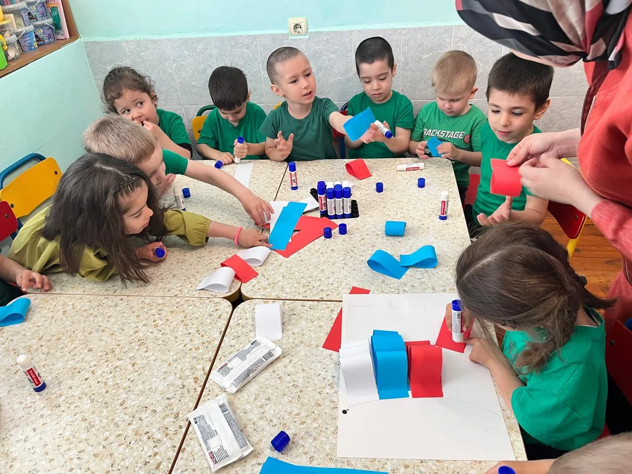 Аппликация в младшей группе на тему: «Россия -Родина моя»   Цель: воспитывать патриотические чувства