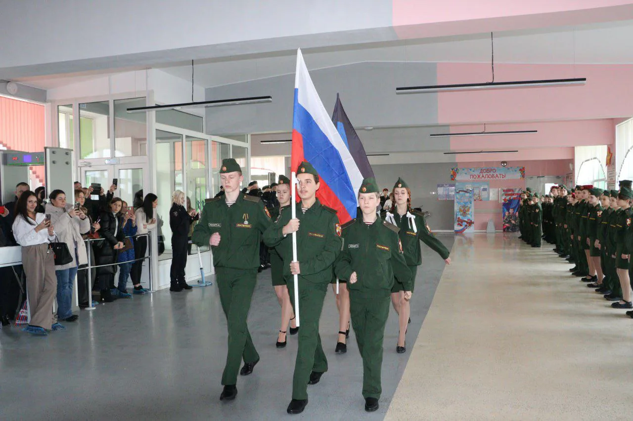 Сегодня в нашей школе прошла торжественная церемония посвящения в гвардейцы, а самые ак...