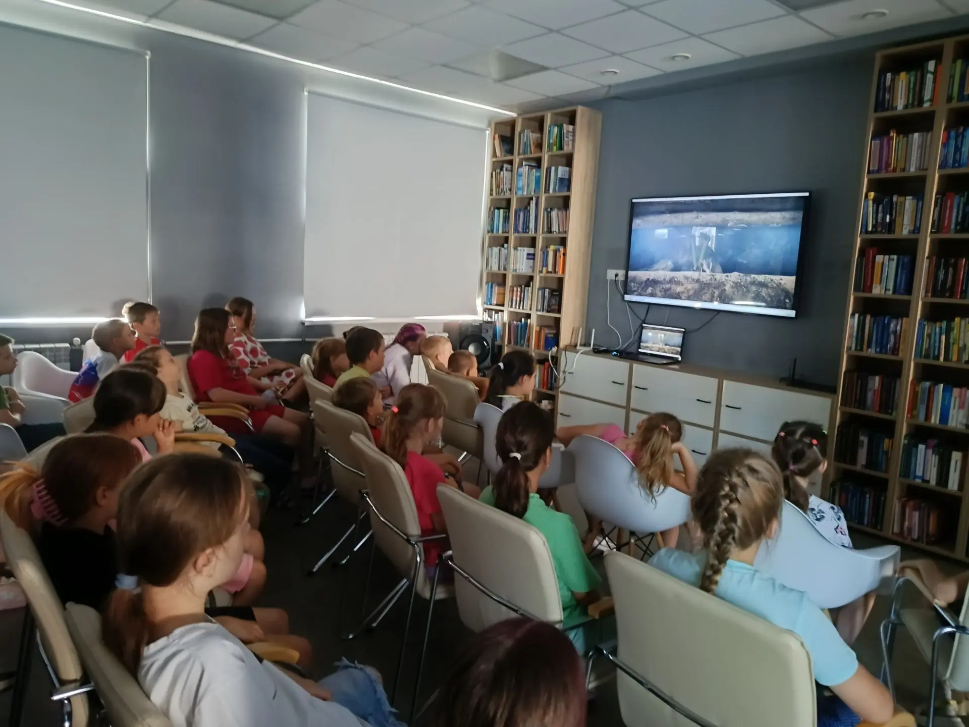 🎥❤️ Сегодня воспитанники летнего пришкольного лагеря посмотрели фильм «Солдатик» — трогательную и с