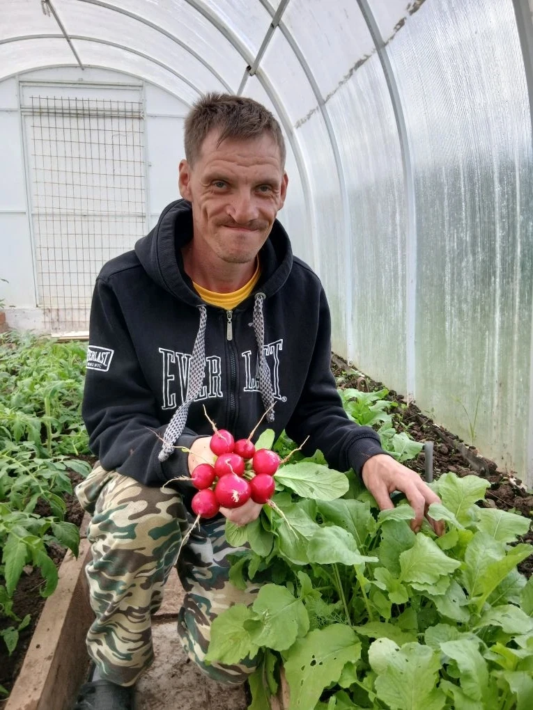 Сегодня ребята собрали первый урожай редиски!🥳🌱

Пусть эта грядка станет началом большого и щедрог