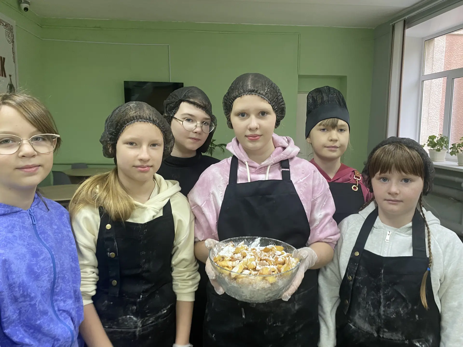 Сегодня готовили домашний хворост! Из‑за того, что процесс такой кропотливый, не все ус...