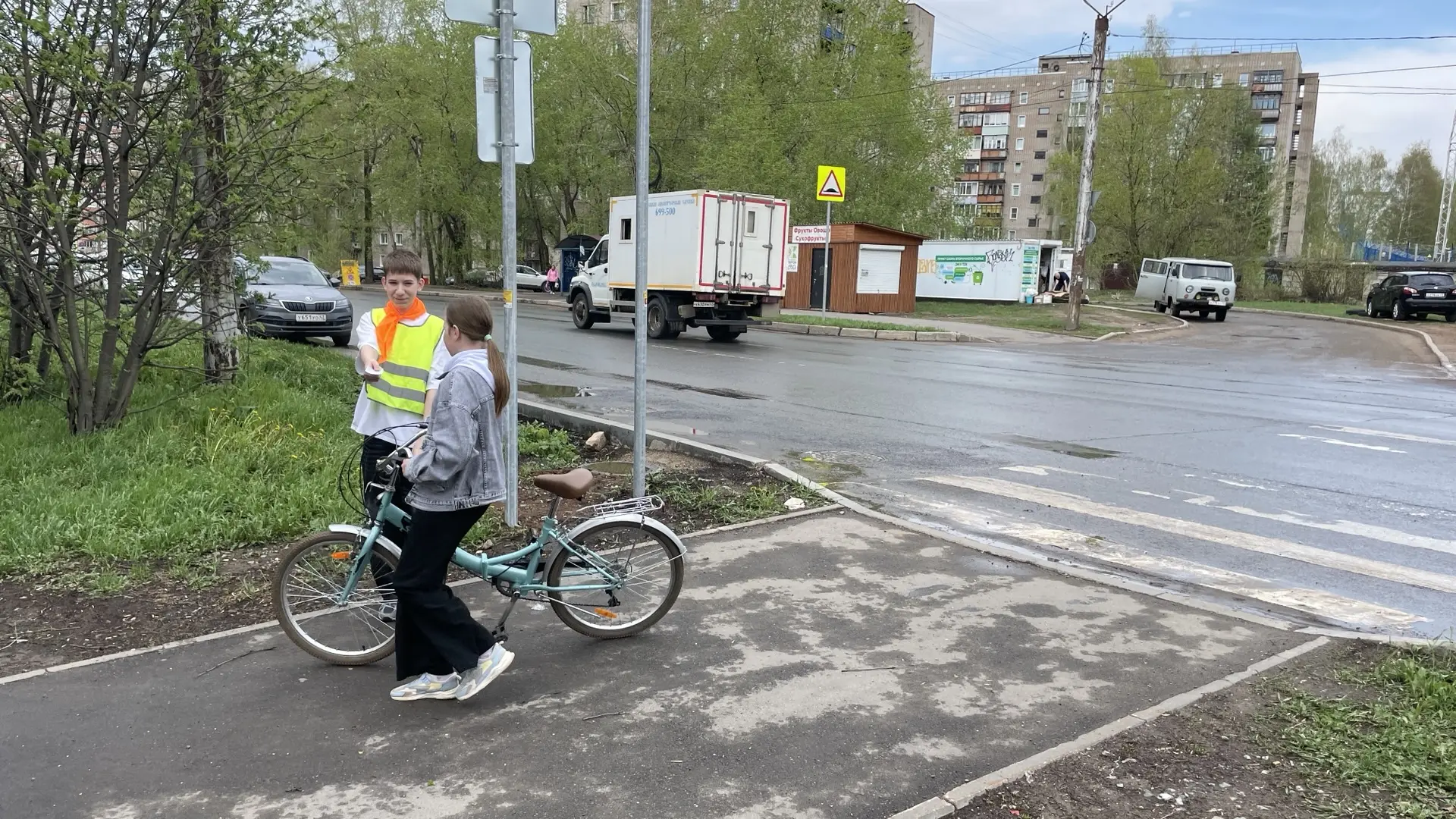 📢 Учащиеся нашей школы присоединились к городской акции «Безопасный переход»!  Ребята вышли на улицы