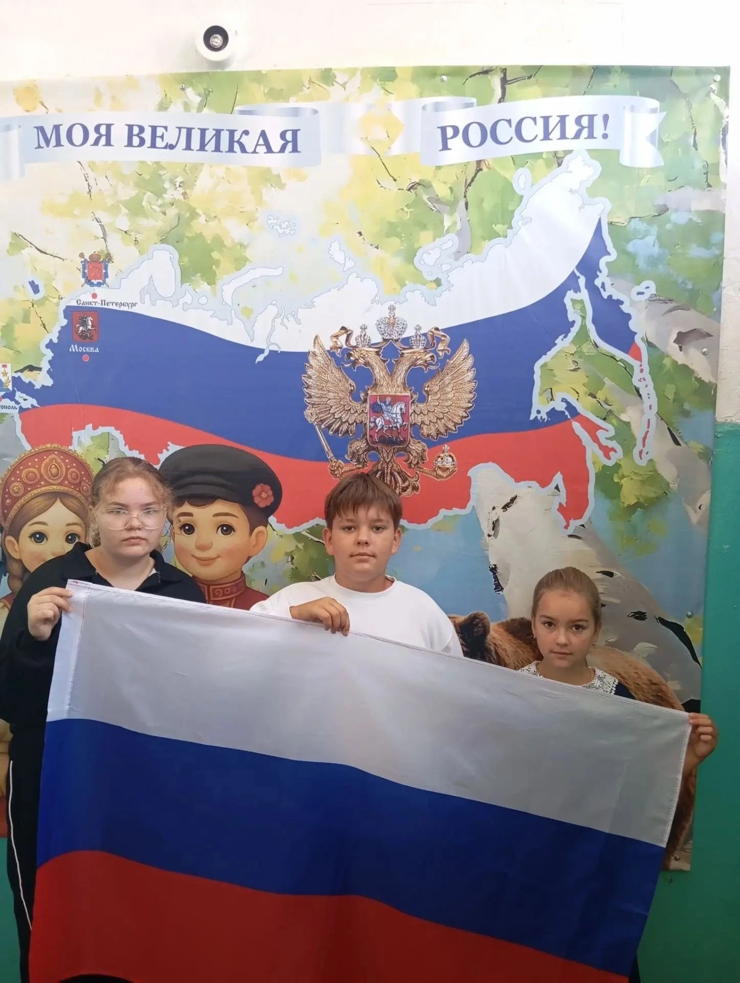 Дмитриевская ООШ.                            История российского флага берет свое начал...