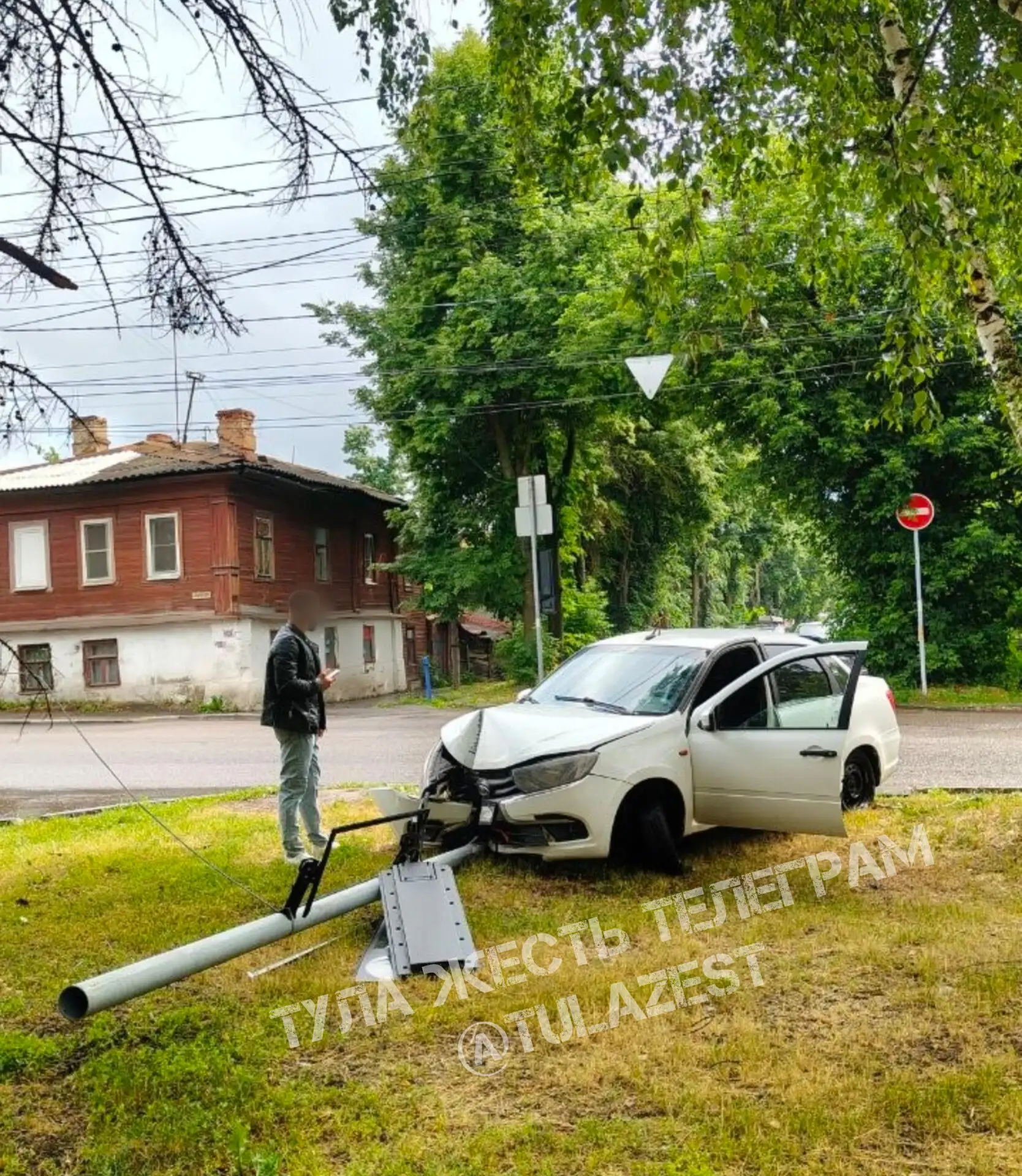 ❗️На Луначарского водитель не справился с управлением и снёс с светофор