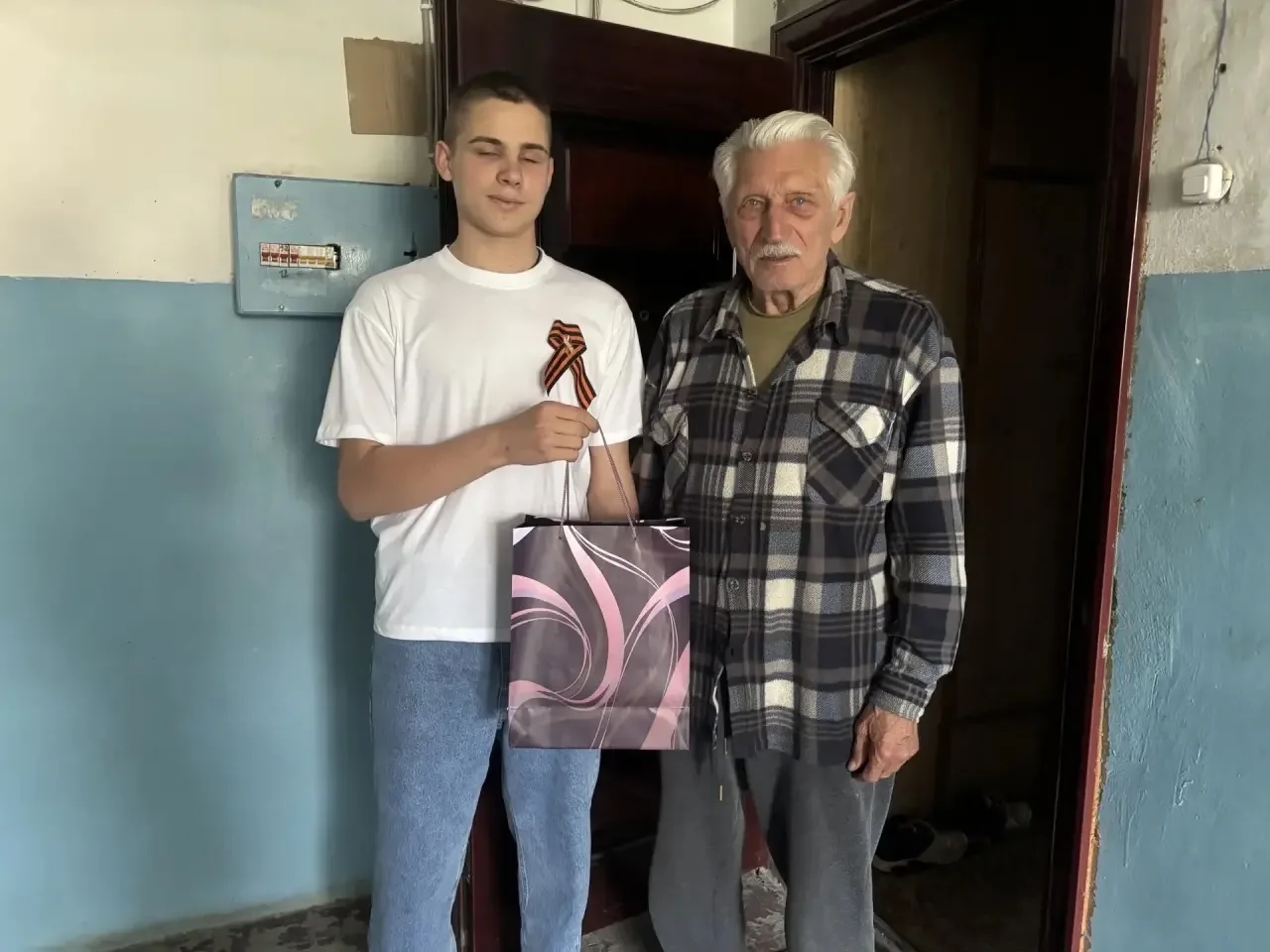 Ученики МБОУ СОШ N 8 поздравили с праздником Победы тружеников тыла и детей войны. Это замечательная