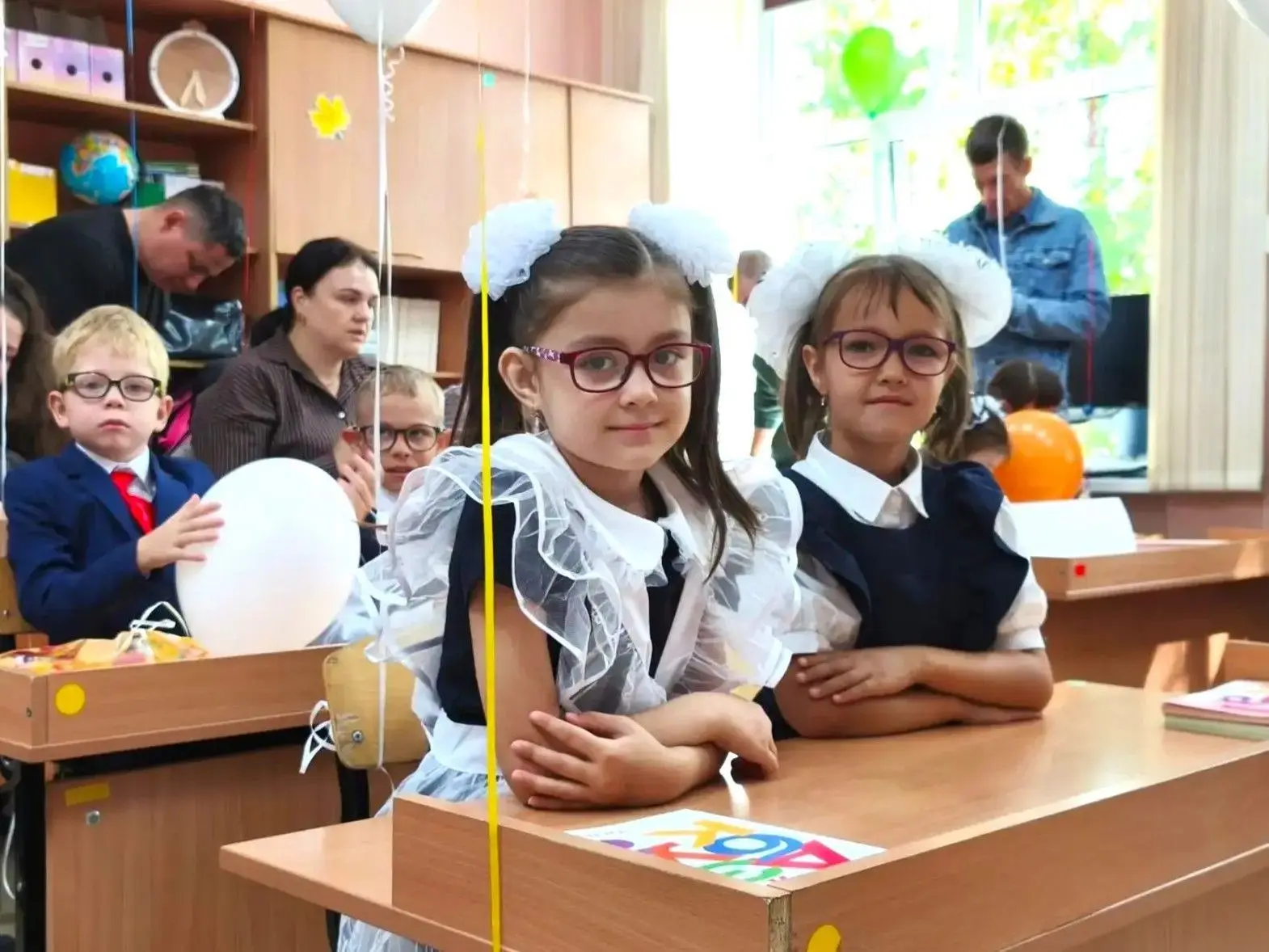Первый учебный день продолжается .....  После торжественной линейки школьные коридоры н...