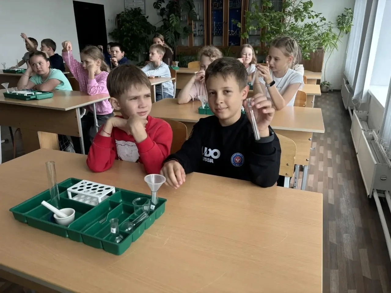 В нашем лагере наука бывает волшебной!
Сегодня ребята из разных отрядов собрались на кружке «Занимат