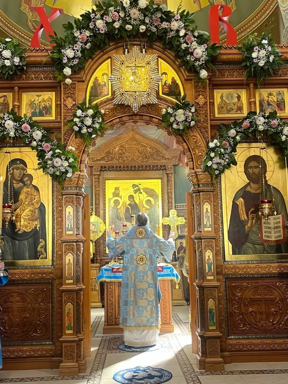 __За царскими вратами совершается то, чего не объяснить словами: хлеб и вино становятся...