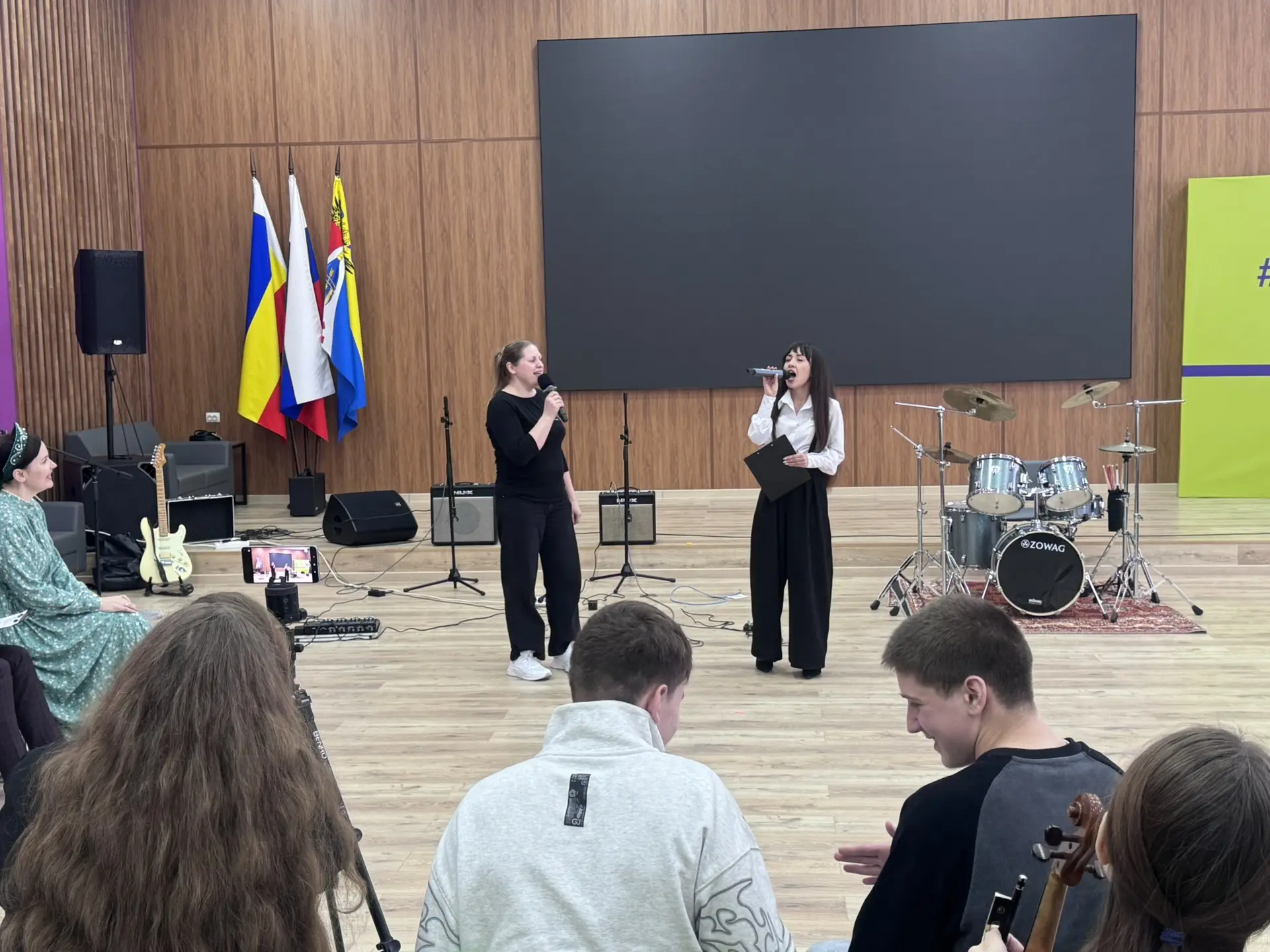 Друзья, хотим поделиться теплом, которое случилось этой весной! 🌸Всё началось с прекрасной идеи трёх