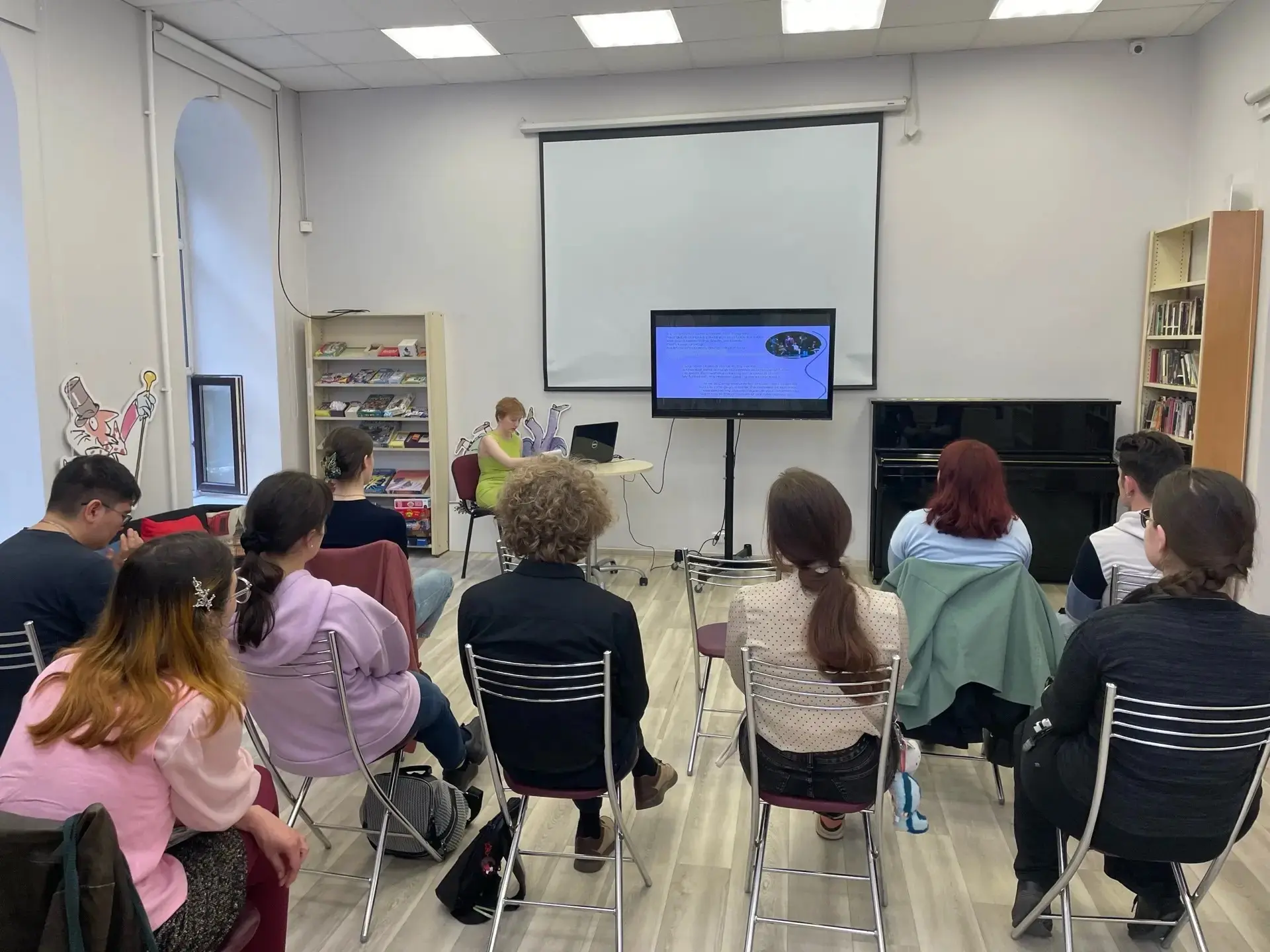 🧑‍🏫 Студенты-лингвисты делятся опытом  🔹 В рамках переводческой практики в Центре Британской книги с