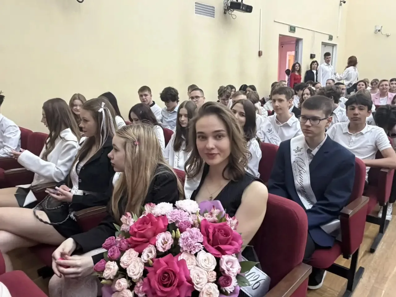 🔔 Последний звонок — старт в будущее!  Вчера в нашей школе прозвучал последний звонок для выпускнико