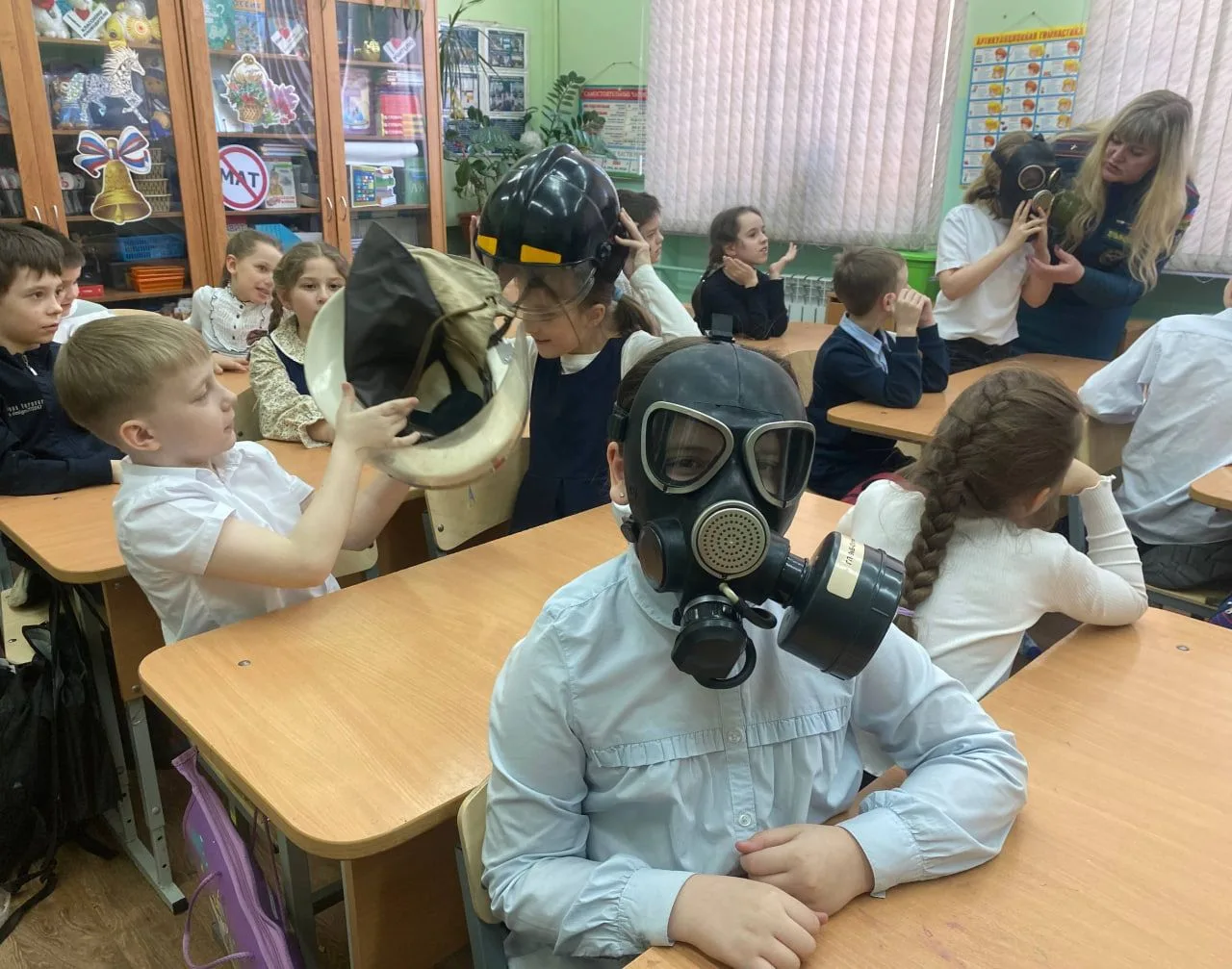🤝 Безопасность в действии: открытые уроки для младших классов  👀 Перед каникулами в школьном здании 