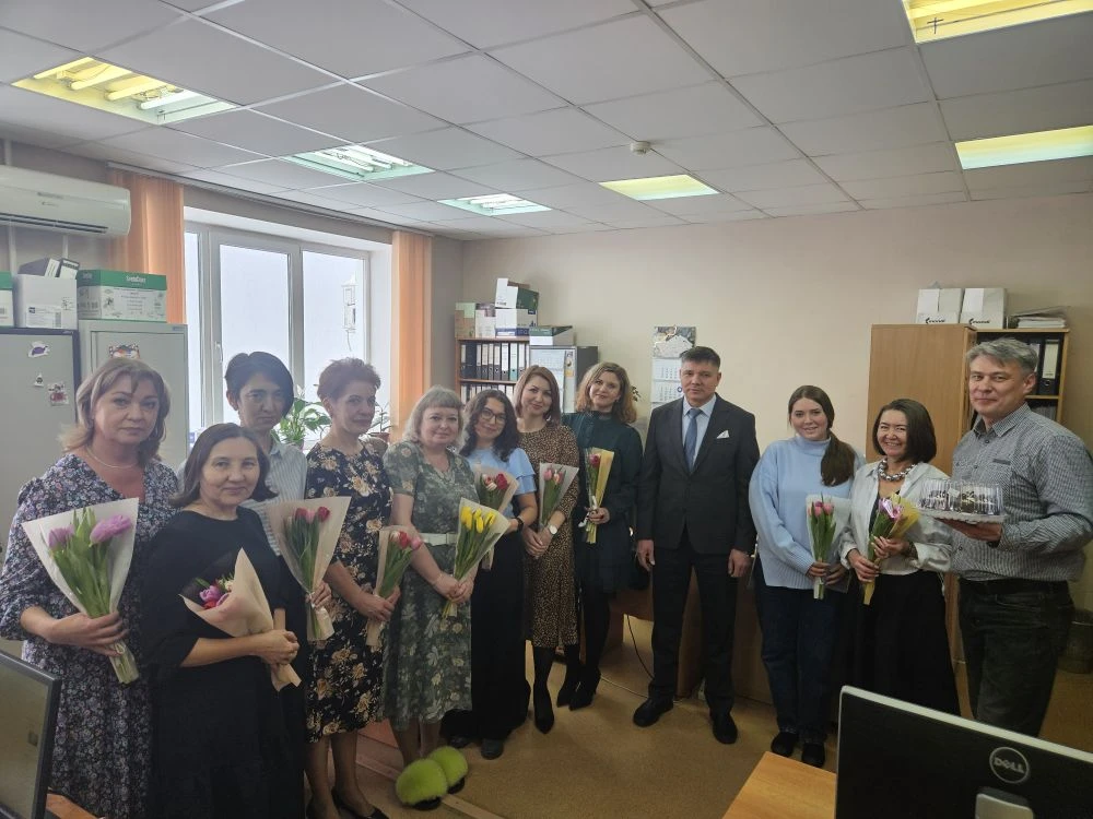 С наступающим 8 Марта, дорогие коллеги! 🌷       Главный врач Фарид Шарифович Галяутдинов по традиции