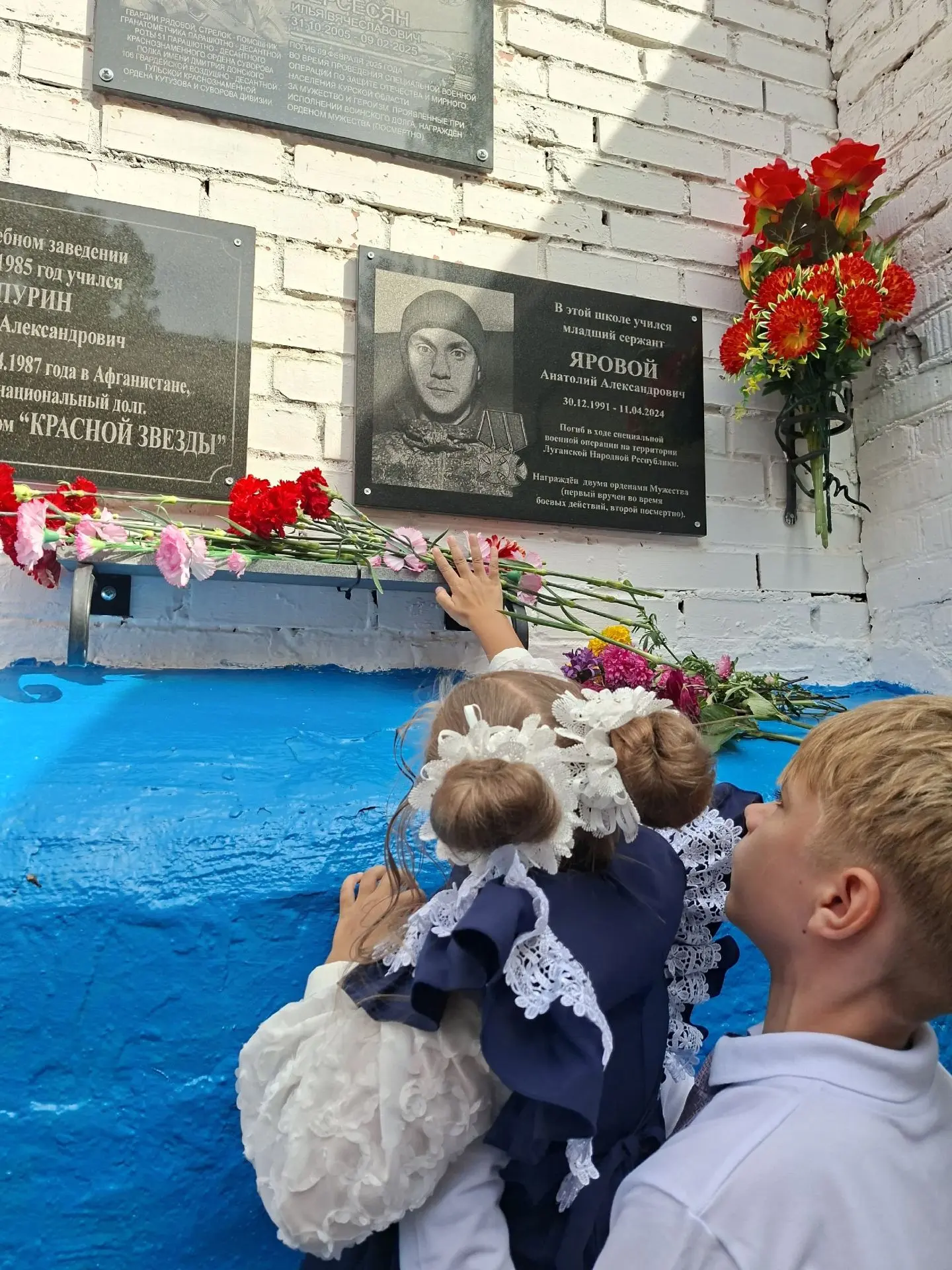 Возложение цветов к мемориальным доскам на здании школы после праздничной линейки - наш...