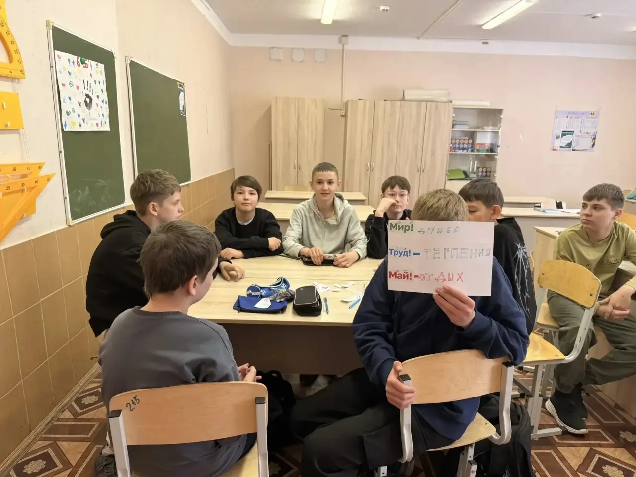 Майские праздники в самом разгаре!🇷🇺🕊️🎈 Накануне первого мая наша школа поучаствовала в акции «Мой т