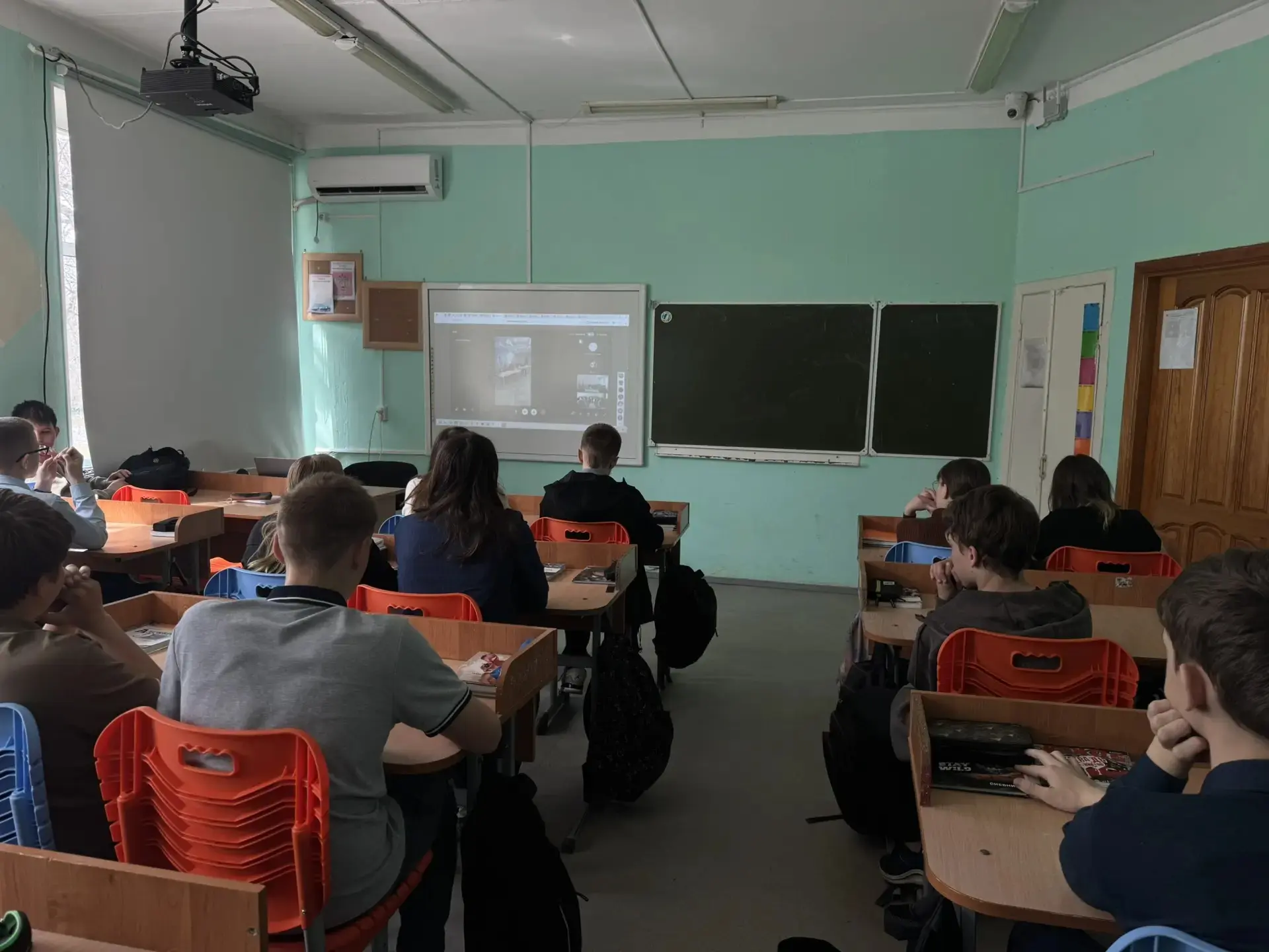 История оживает на глазах! Сегодня на прямом эфире в школе встретились представители разных эпох: ве