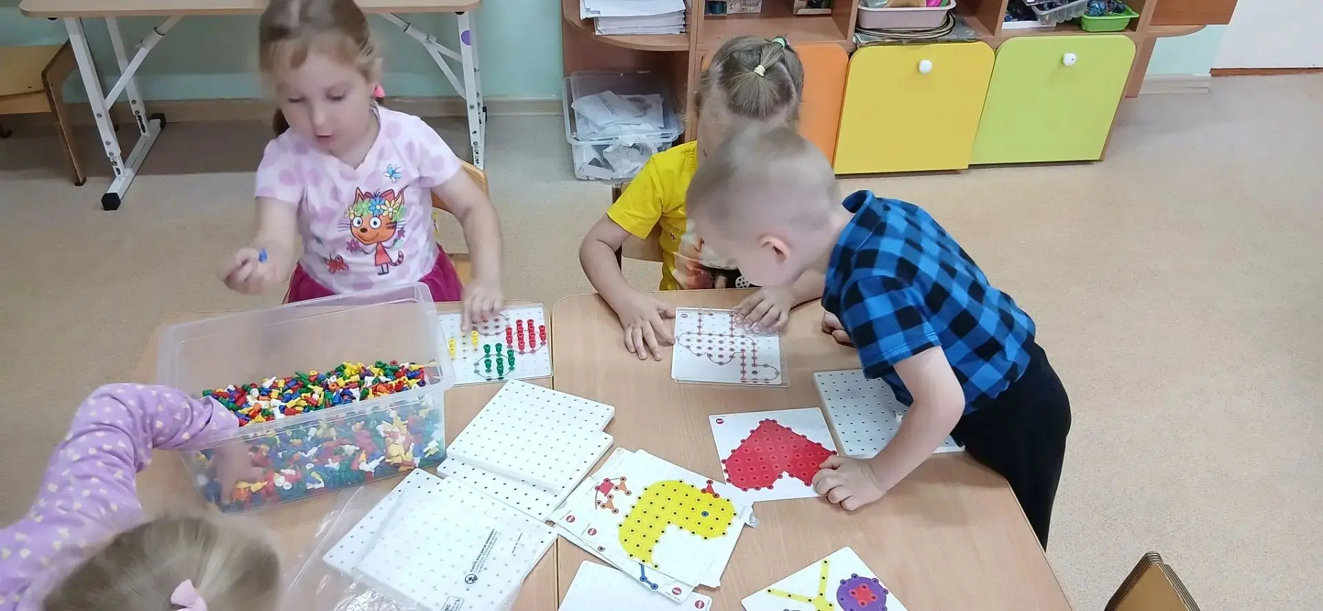 Сегодня дети группы "Мальвина" с большим увлечением играли в мозаику!
