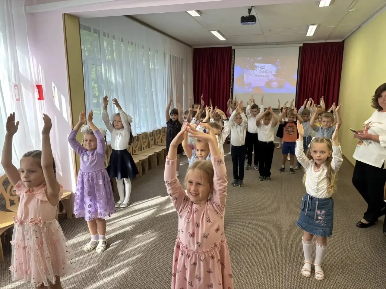 День Знаний! С новым учебным годом! 💐💼🤝Весело и задорно, с песнями и танцами встрети...