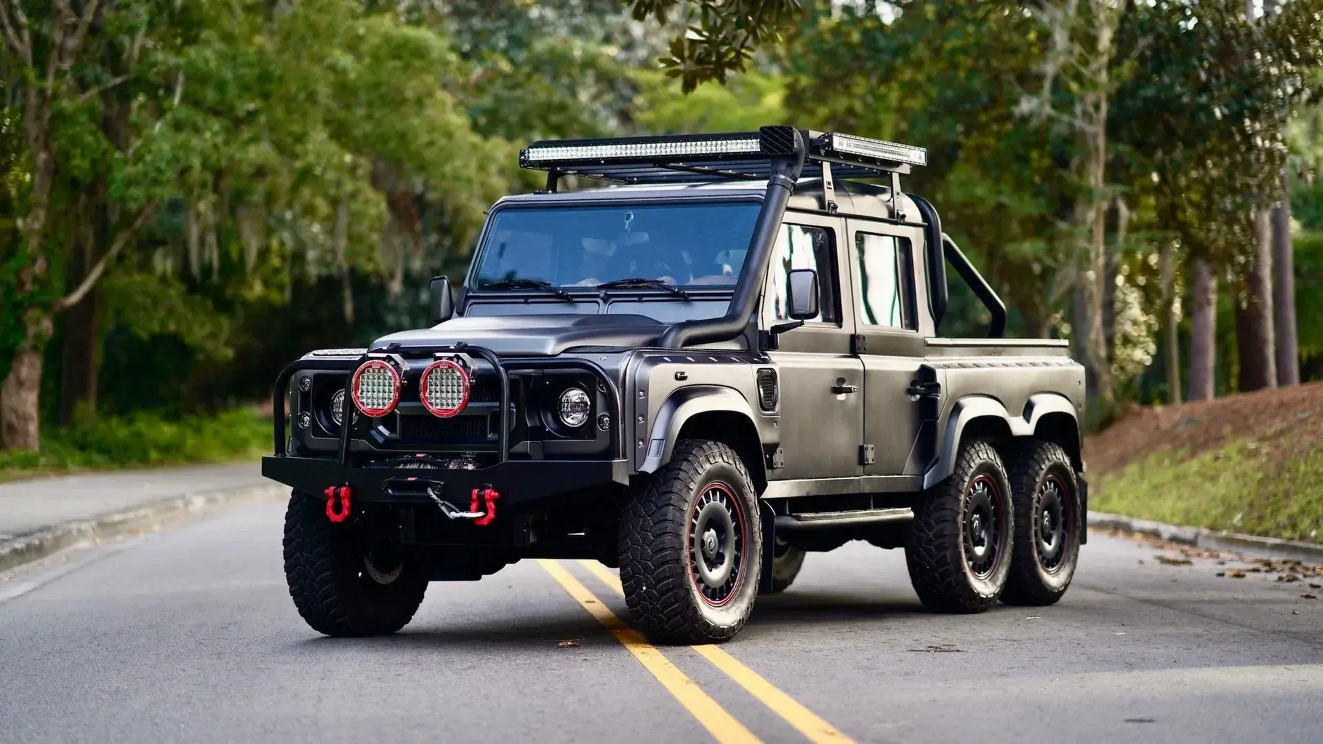 В США решили продать 33-летний Land Rover Defender, который британцы из Kahn Design пре...