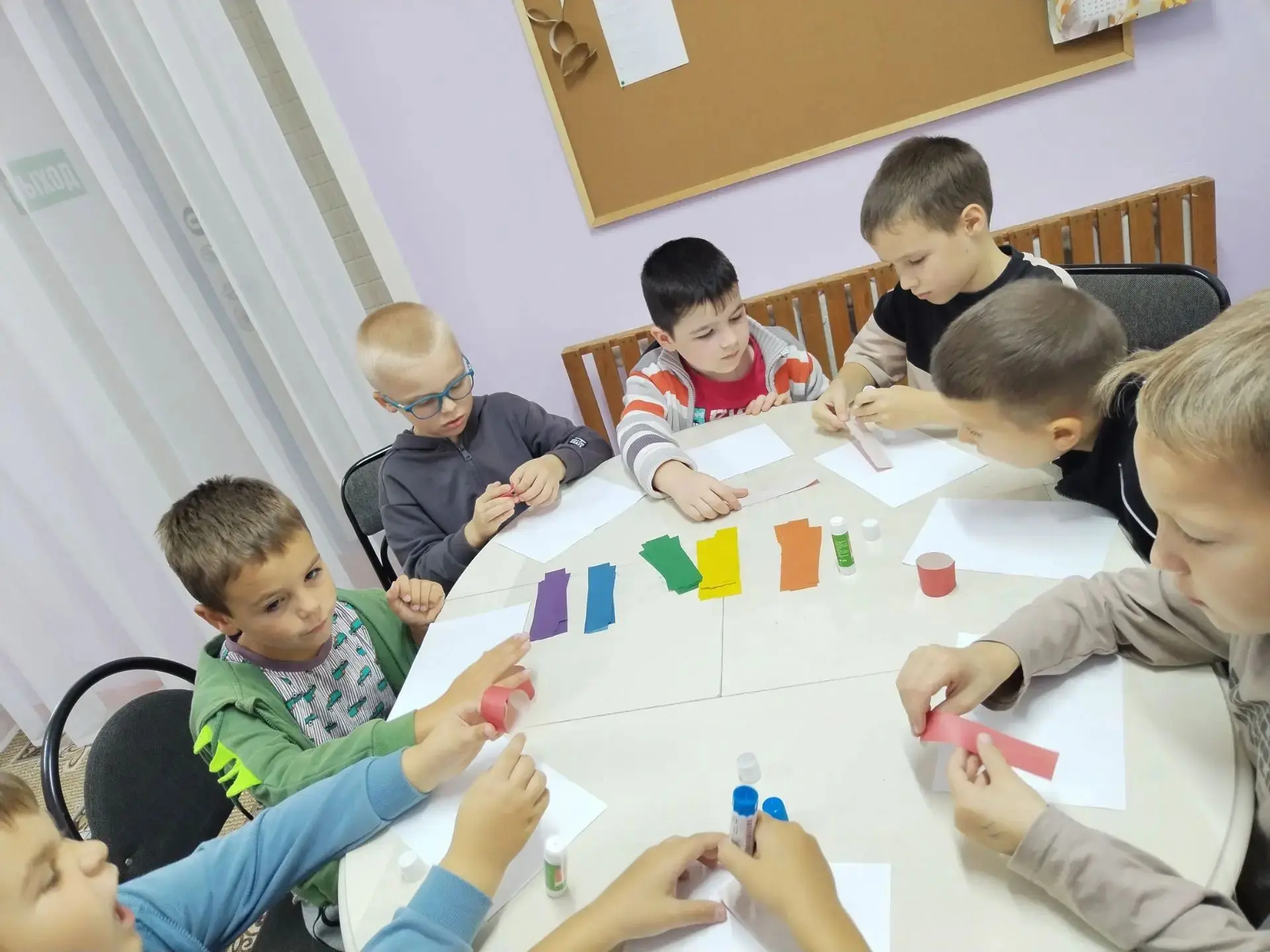 В группах дневного пребывания "Звездочки" и "Ромашки" центра реабилитации "Маячок" Сара...
