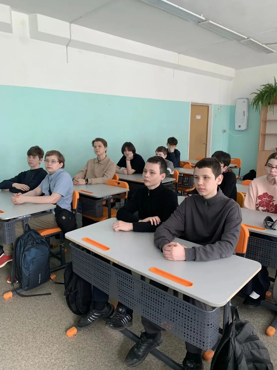 🇷🇺 В понедельник наша школа по традиции начала неделю с торжественного поднятия флага и исполнения г