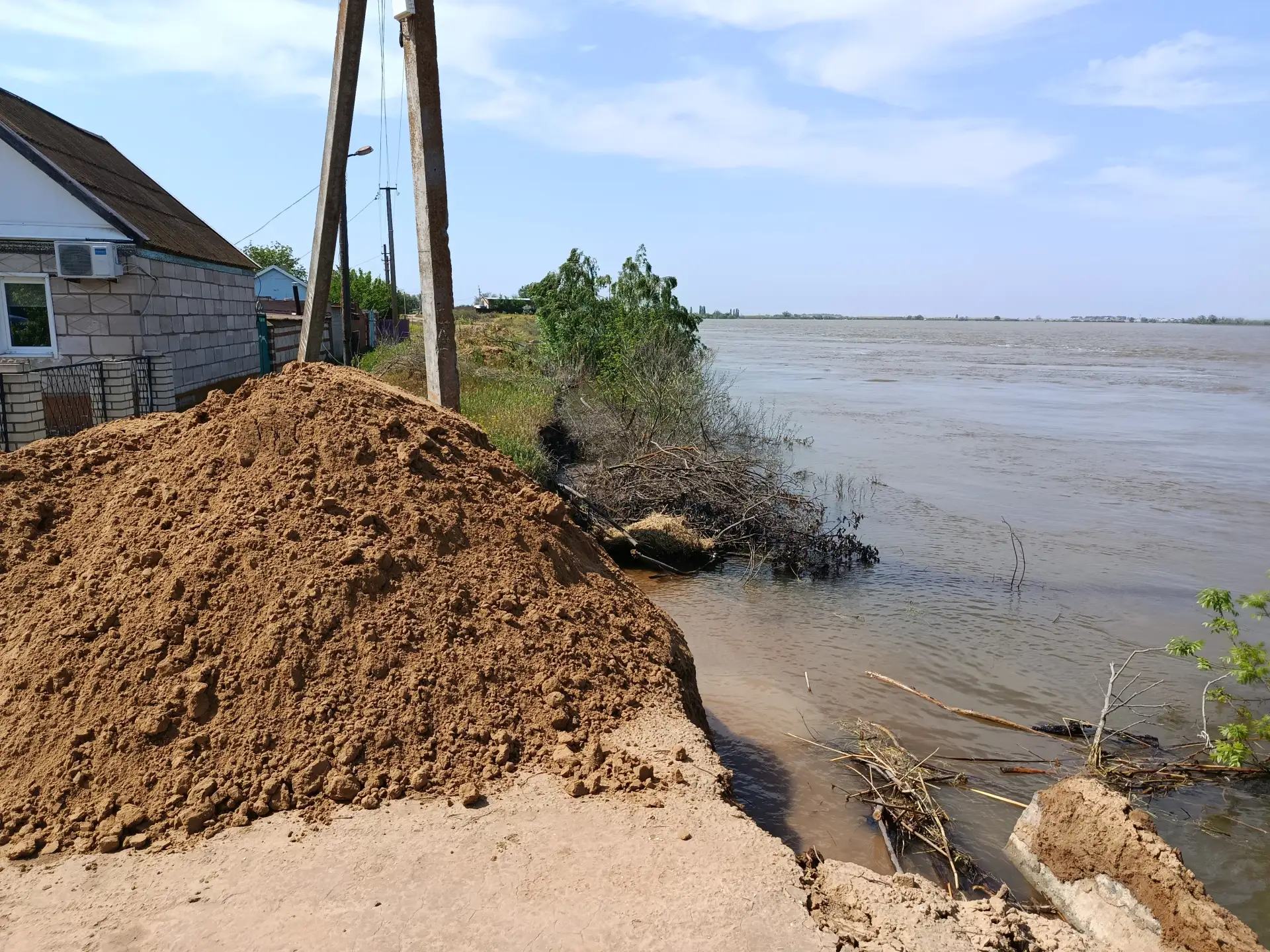 На территории Икрянинского района продолжаются противопаводковые работы.   Проведены работы по подво