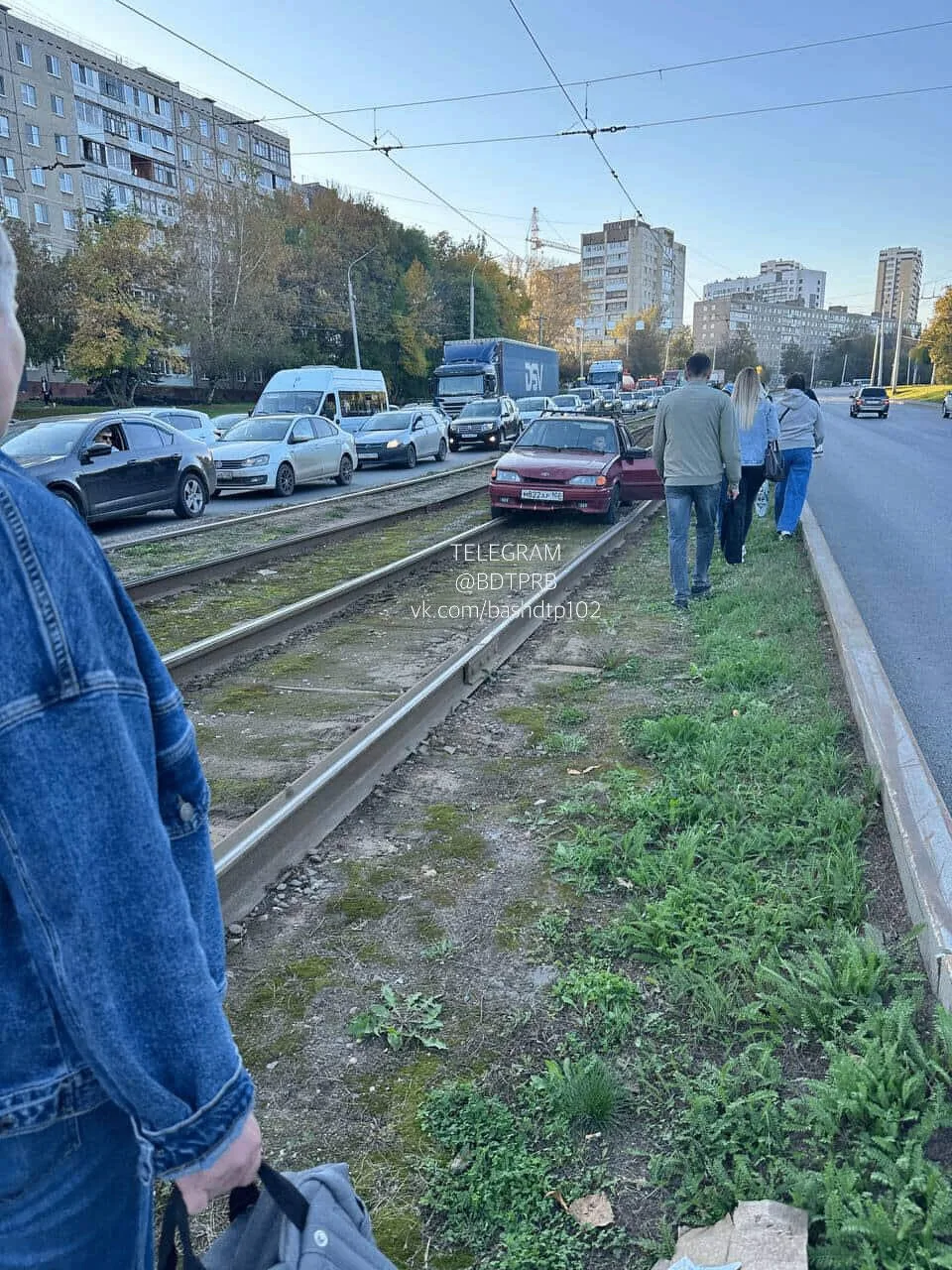 Автор: Данный товарищ думал что ловок и умен, но рельсы были выше его гордыни стоять ка...