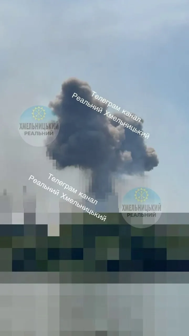 ⚡️Оглушительный взрыв на складе боеприпасов в Хмельницком — огромный гриб и повторные взрывы

В Хмел