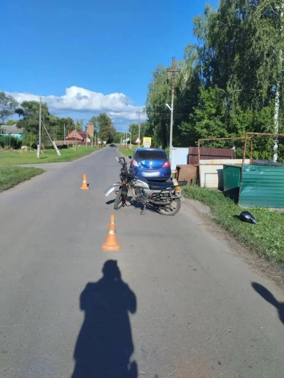 ⚠️Двое школьников на мотоцикле врезались в припаркованную иномарку