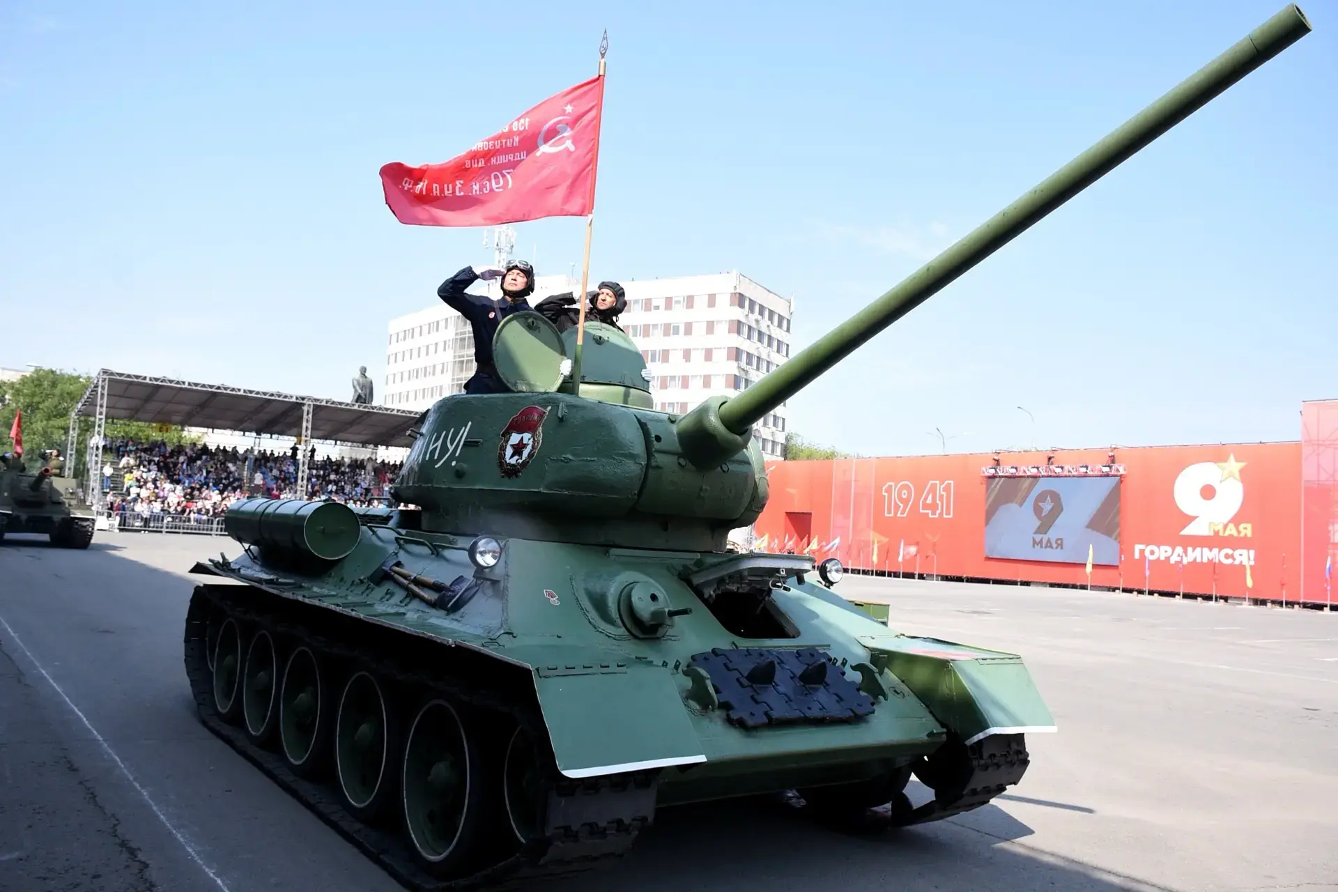 На главной площади Оренбурга прошло торжественное мероприятие в честь 81-й годовщины Победы в Велико