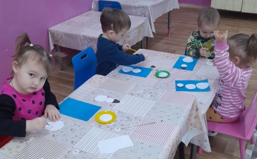 Я рисую красками, зиму на холсте.