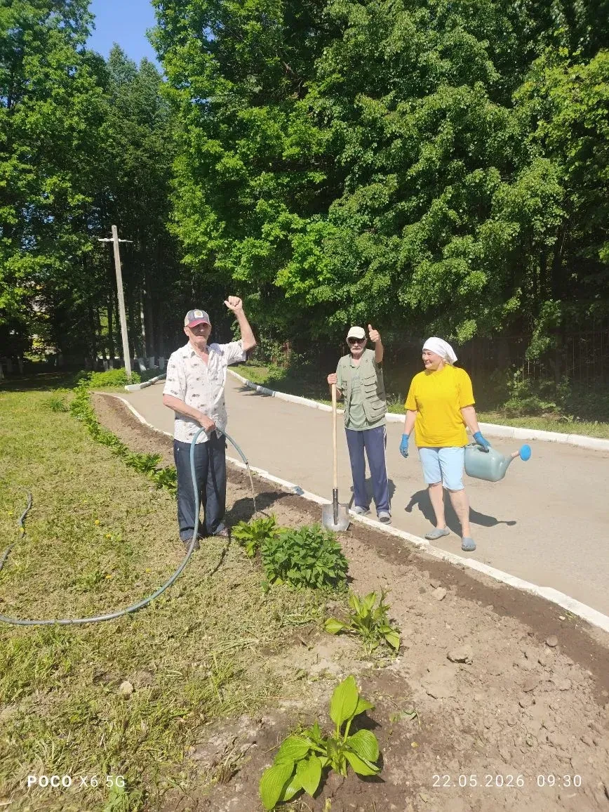 Это не просто работа. Это терапия садом🌺🌺🌺🌺Продолжаем наводить красоту на территории. Носим земл