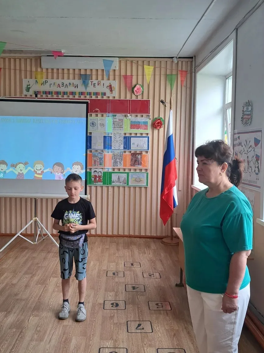 На летней площадке для 4 отряда советник по воспитанию Сурцева А.П. провела викторину "День друзей".