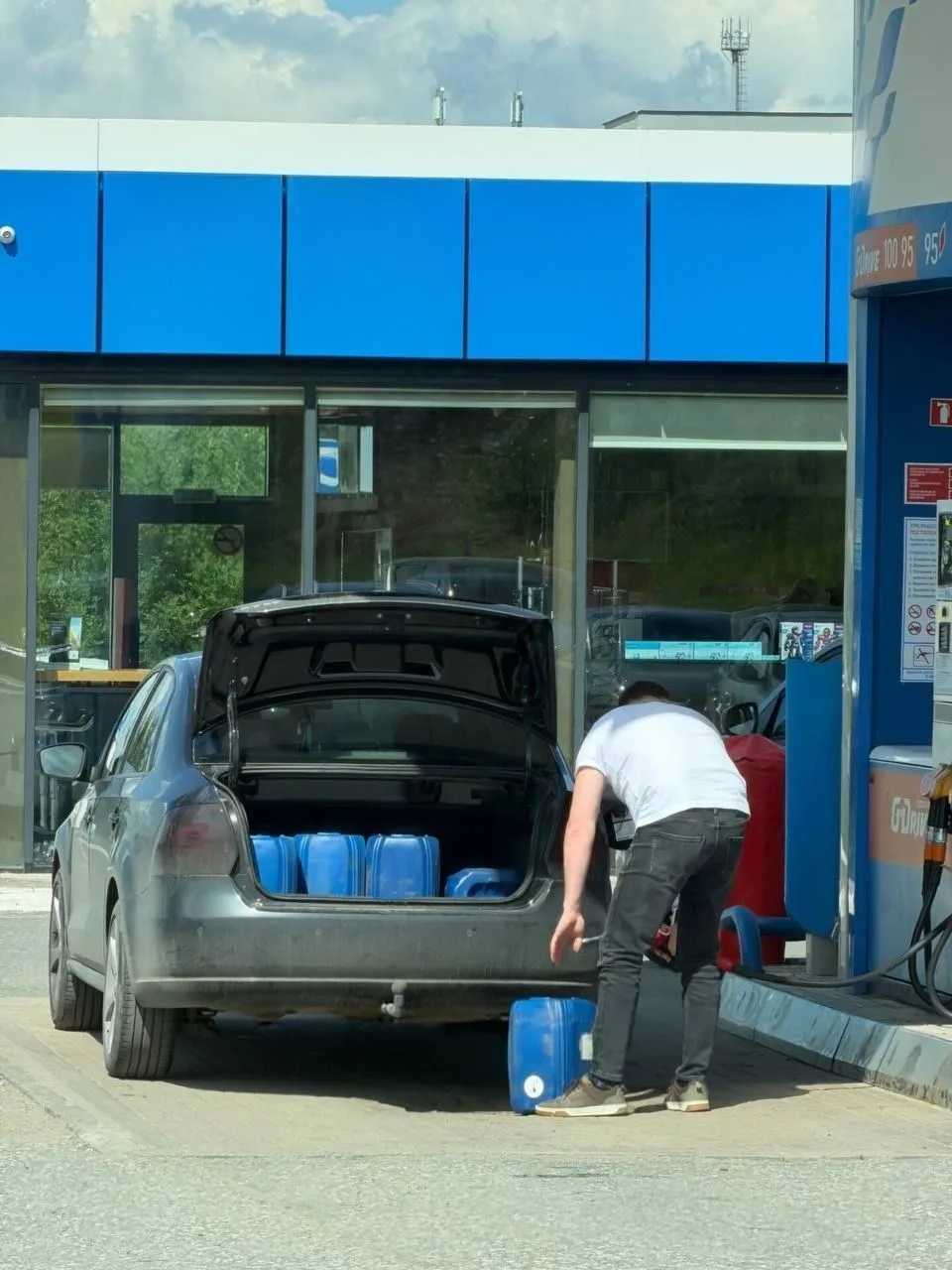 Под Самарой на заправках "Газпромнефть" и "Башнефть" заметили водителей, активно скупаю...