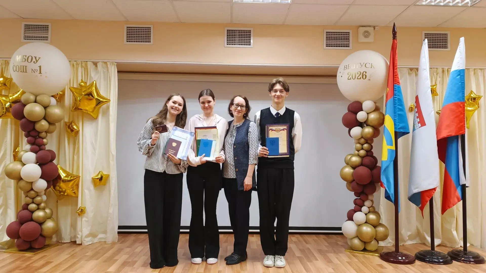 ВОТ и ВСЁ... Аттестаты вручены! 🥹🎉

В нашей школе прошла торжественная церемония вручения🎓 аттест