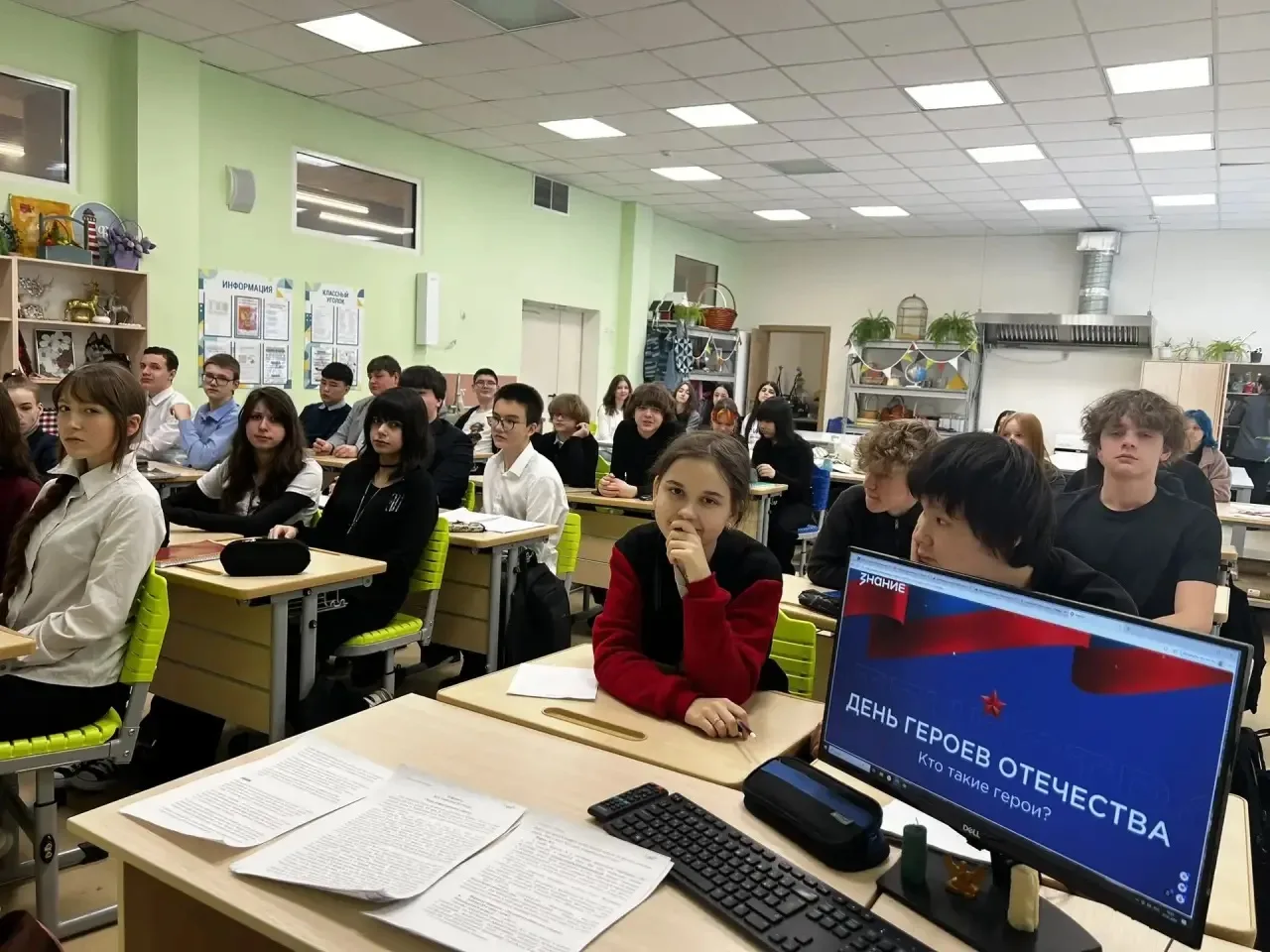 🗓️Сегодня для 8-ых классов советником по воспитанию была проведена лекция «Кто такие герои?» - форма