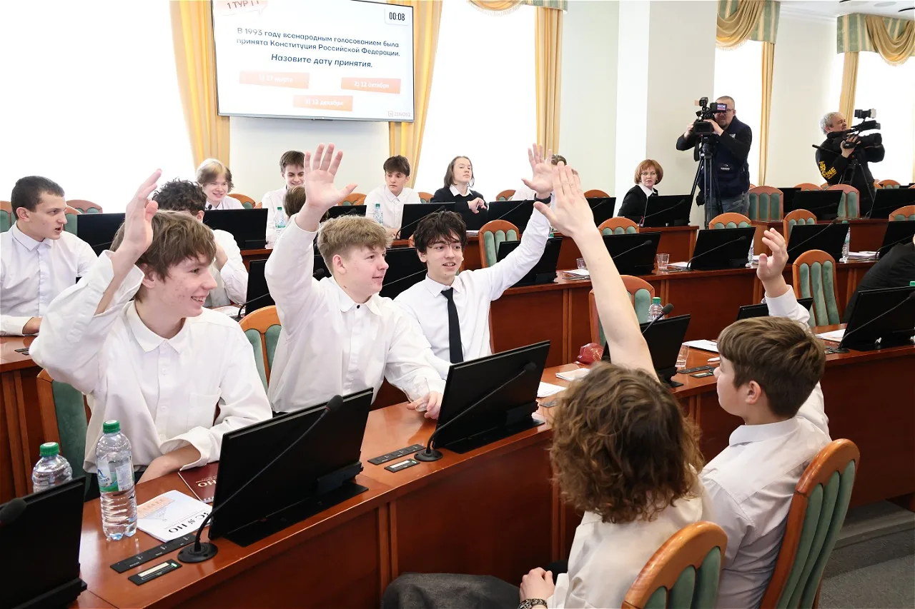 Сегодня в гостях у парламента - старшеклассники из Дзержинска. Пришел к ним на встречу, а мое место 