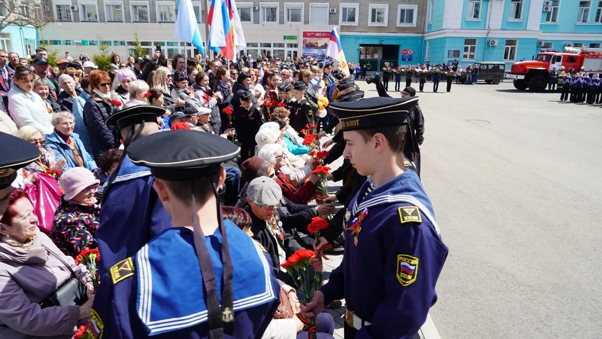 На Амурском судостроительном заводе возложили цветы к Вечному огню  8 мая на Амурском судостроительн