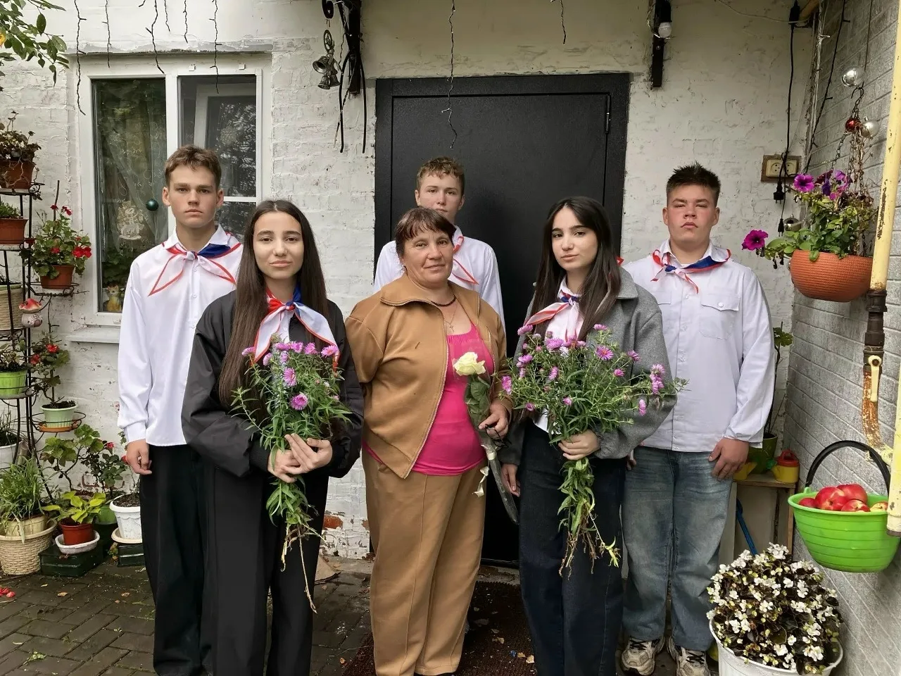 📸 Бучальские ученики благодарили педагогов-ветеранов​