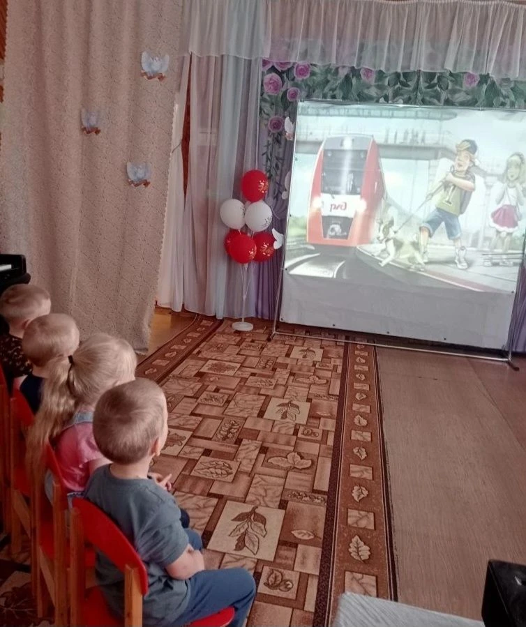 🚞В рамках детского месячника "Уступи дорогу поездам" в дошкольных группах нашего детск...