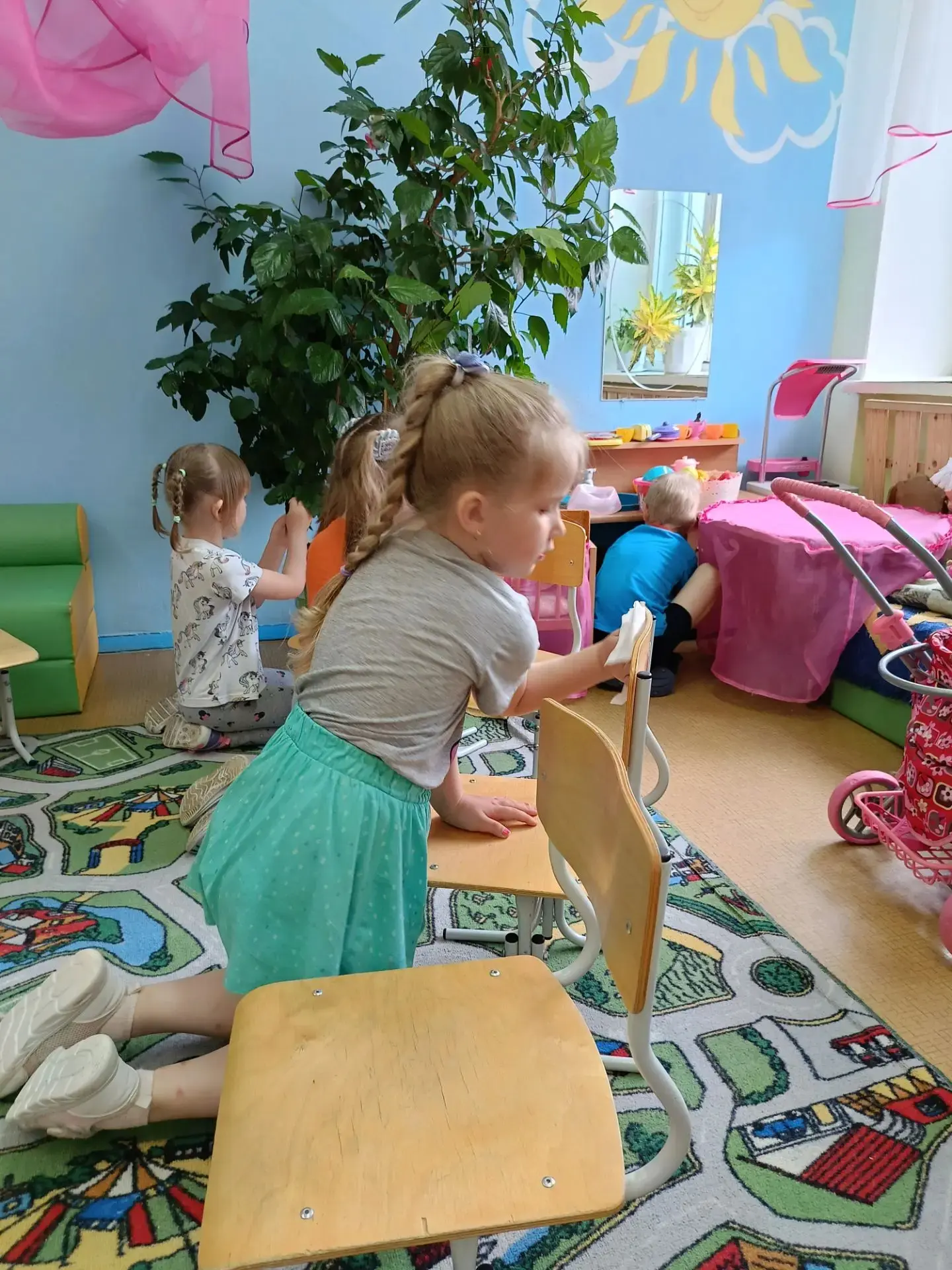 Сегодня в группе"Радуга" прошёл "День чистоты".
Дети рассуждали на тему: "Связаны ли чистота и здоро